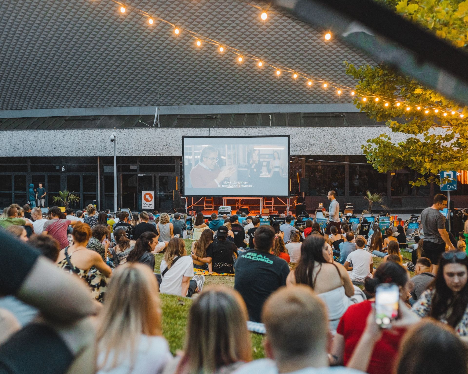 Letnie kino plenerowe na Paderewie 2026. Filmy pod chmurką cieszą się popularnością [Harmonogram]