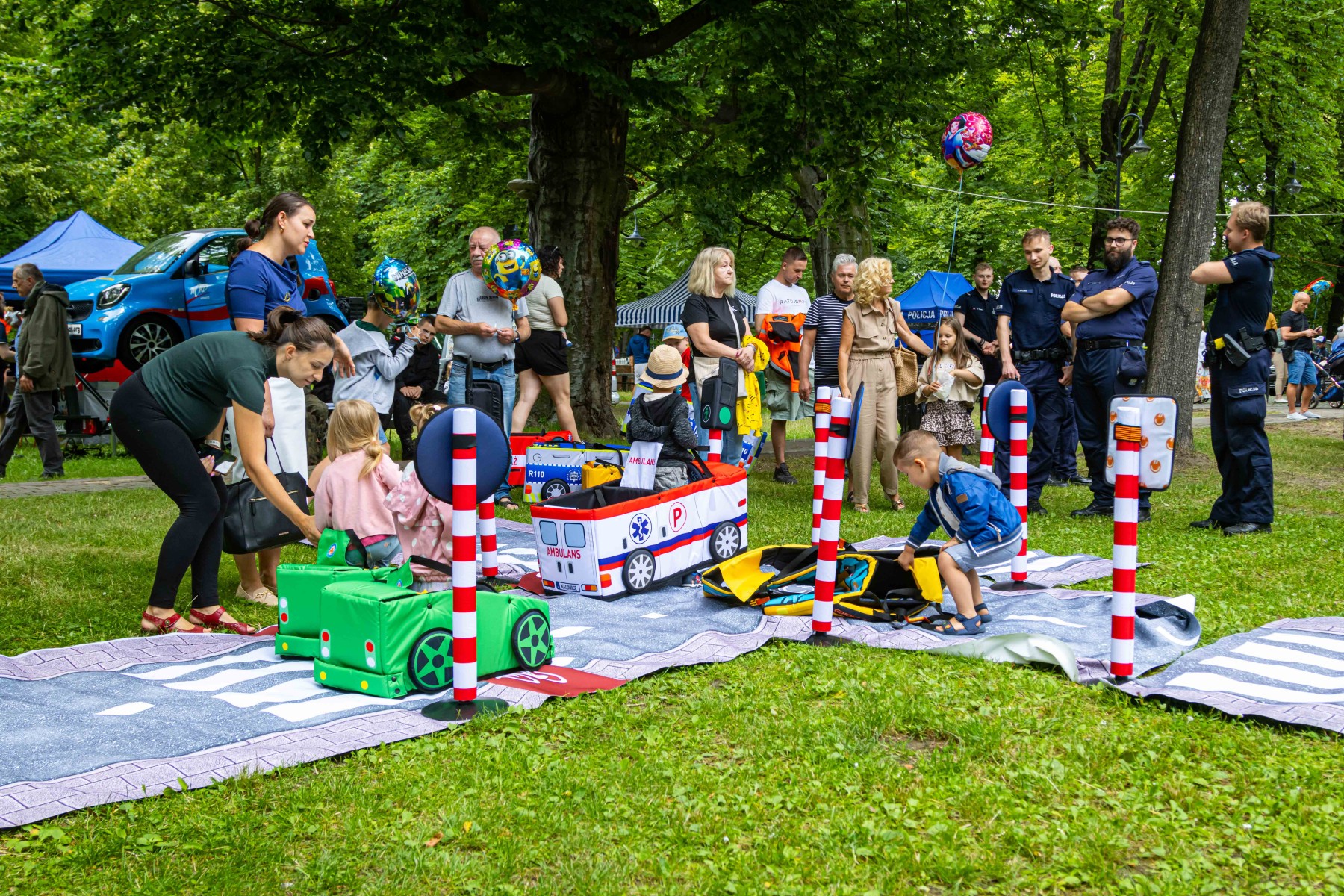 Rodzinny Piknik z okazji Święta Policji w Katowicach. Pokazy psów, koni, radiowozy i atrakcje dla dzieci