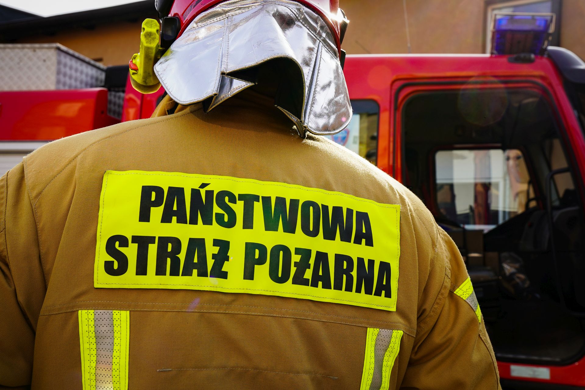 Głośny huk w Katowicach-Podlesiu. Płonęły dwie naczepy przy ul. Uniczowskiej