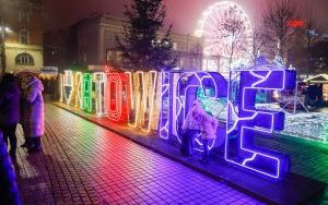 Jarmark Bożonarodzeniowy w Katowicach. Diabelski młyn, lodowisko, koncerty i ludzie [29.11.2025] (4)