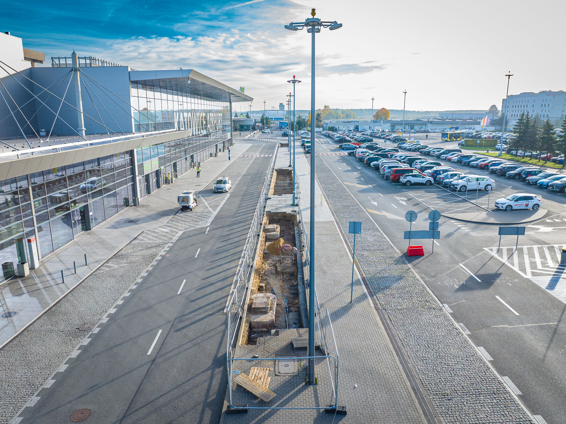 Będzie zielono przed terminalami i na parkingu Katowice Airport! Ruszyła budowa
