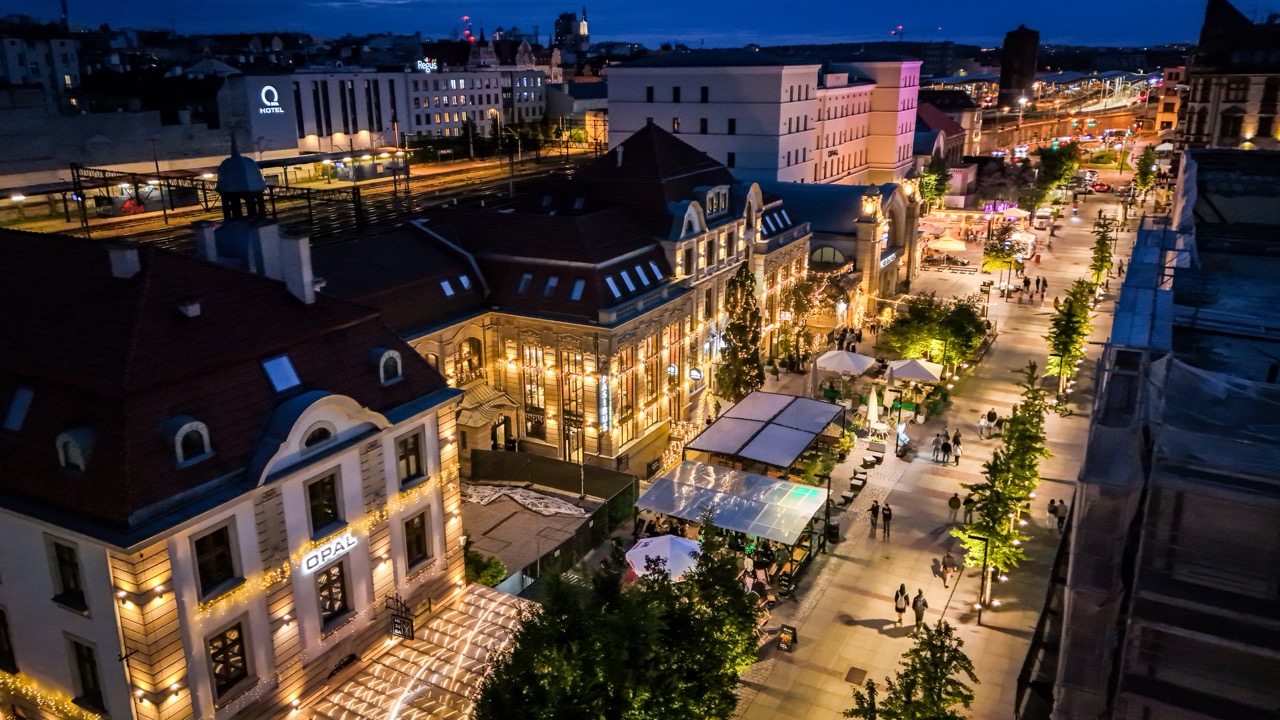 Fot. Grzegorz Bargieła/WKATOWICACH.eu. Ulica Dworcowa w Katowicach z lotu ptaka nocą dużo świateł