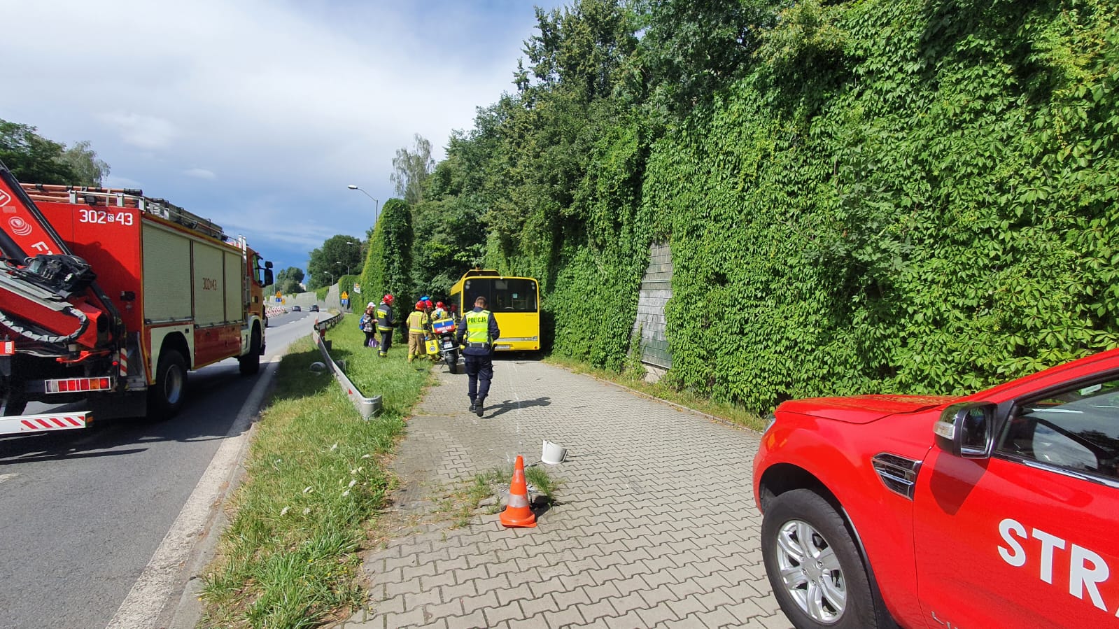Fot. KM PSP w Katowicach.Wypadek autobusu na DK86 (ul. Pszczyńska)