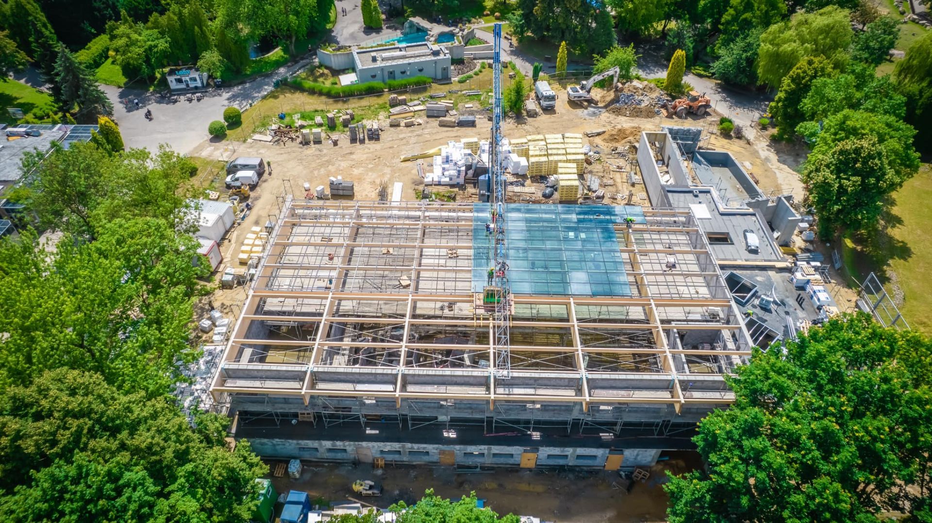 Fot. Fotozluftu. Szklenie dachu na budowie nowego pawilonu na terenie Śląskiego Ogrodu Zoologicznego