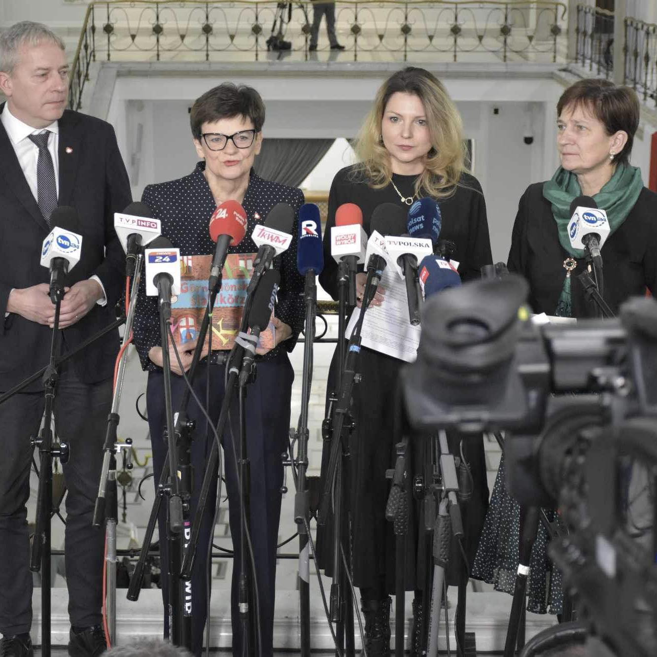 na zdjęciu parlamentarzyści koalicji obywatelskiej: wojciech saługa, monika rosa, halina bieda i krystyna szumilas