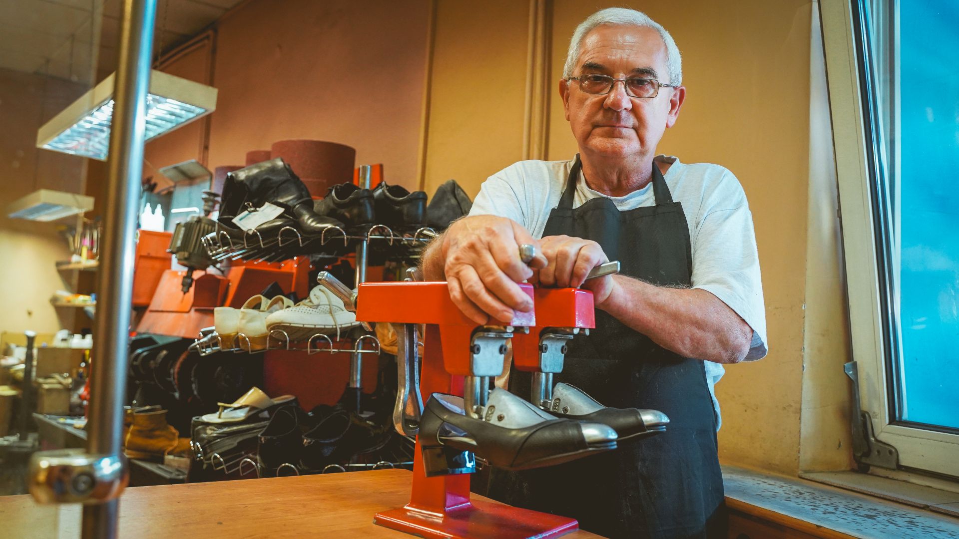 Fot. Grzegorz Bargieła/WKATOWICACH.eu. Od ponad 30 lat naprawia buty w katowickim Skarbku. Rozmawiamy z szewcem, Bogusławem Dembińskim