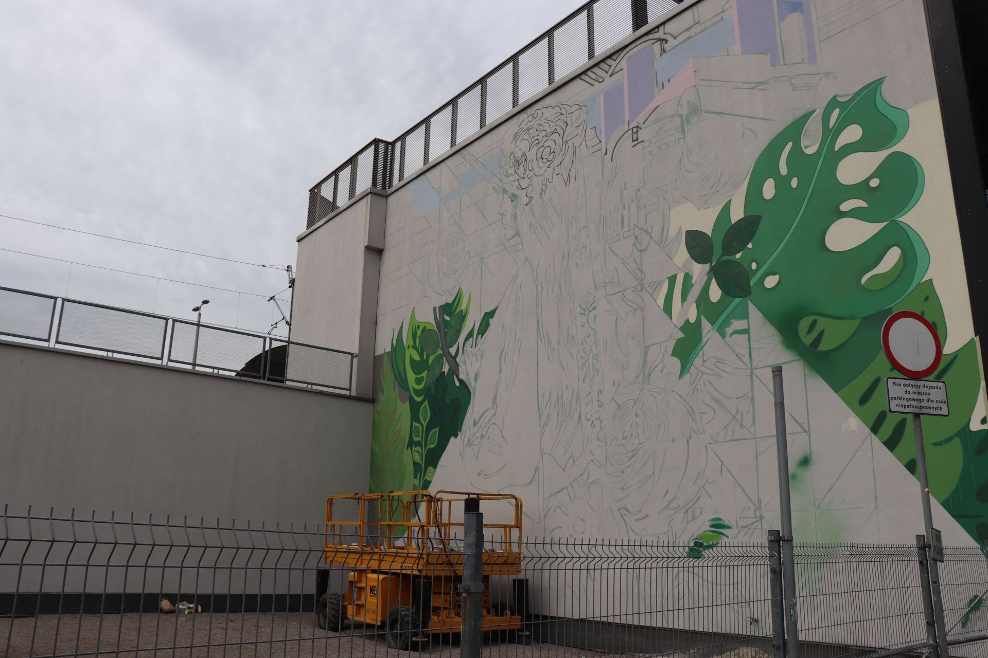 Fot. Kamil Zatoński/WKATOWICACH.eu. Na ścianie dworca PKP w Katowicach powstaje mural. Będzie gotowy 28 maja