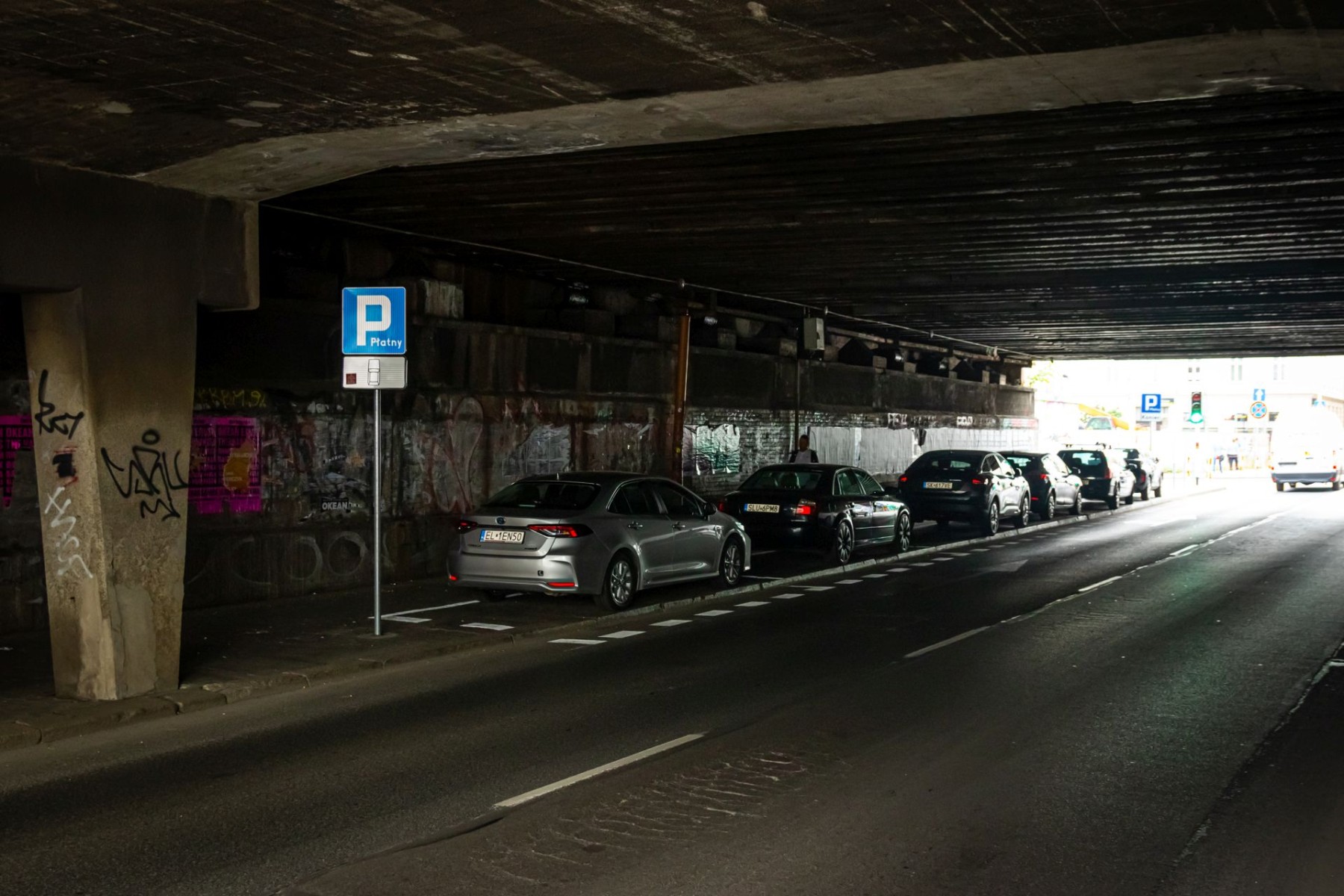 samochody na ulicy francuskiej zaparkowane pod wiaduktem