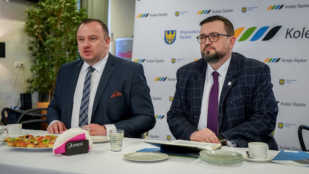 marszałek województwa śląskiego i prezes Kolei Śląskich na konferencji prasowej