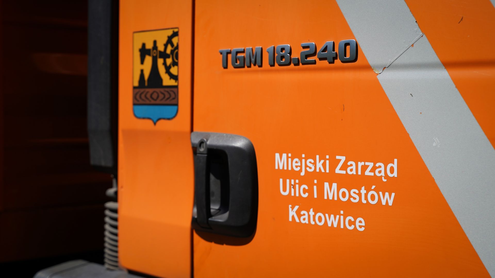 samochód pomarańczowy z napisem MZUiM Katowice