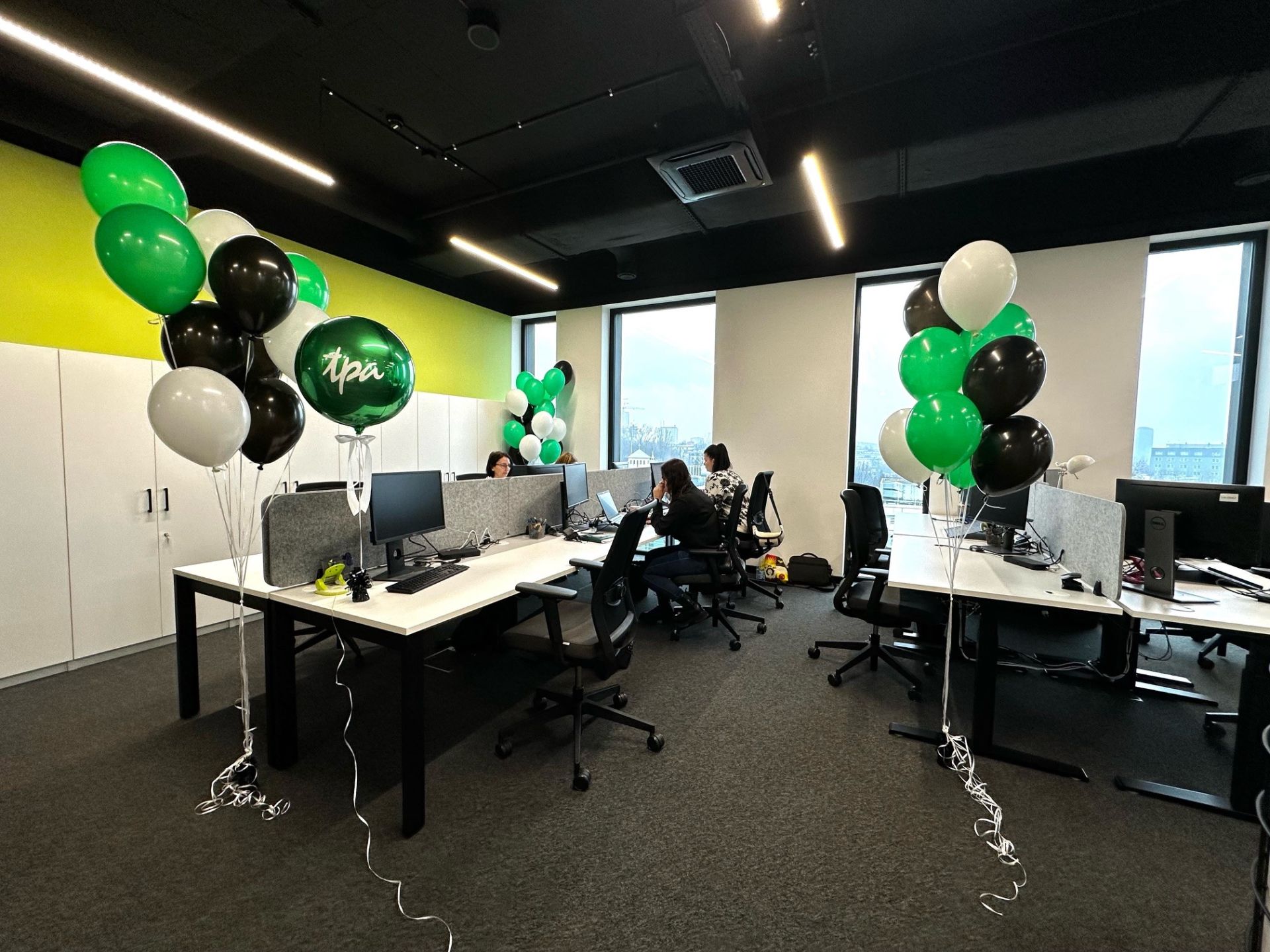nowe biuro w biurowcu w katowicach zielone balony