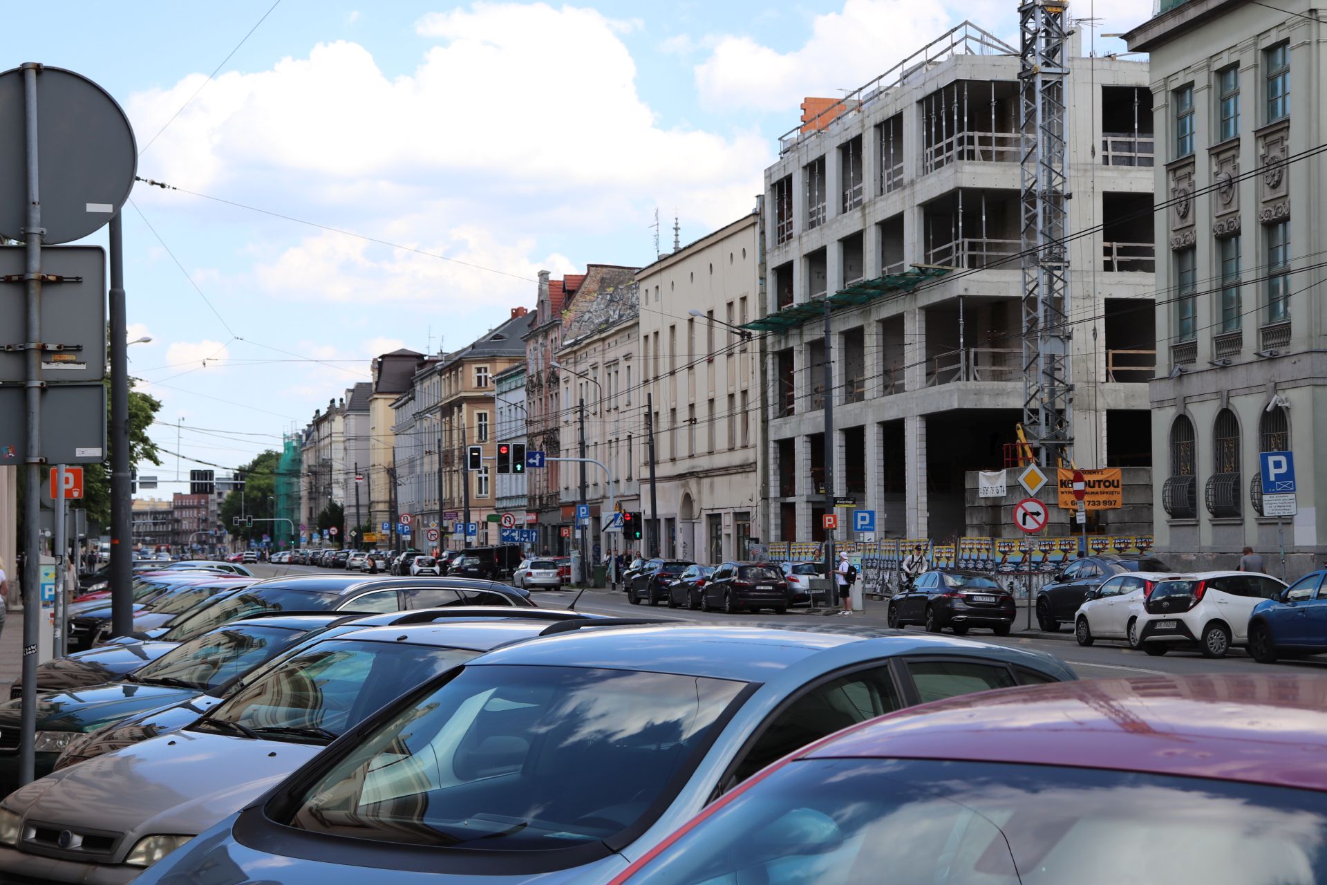 Fot. Mateusz Terech/WKATOWICACH.eu. Parkingi przy ulicy Warszawskiej wykorzystuje wielu kierowców. Niemal cały czas wszystkie miejsca parkingowe są zajęte