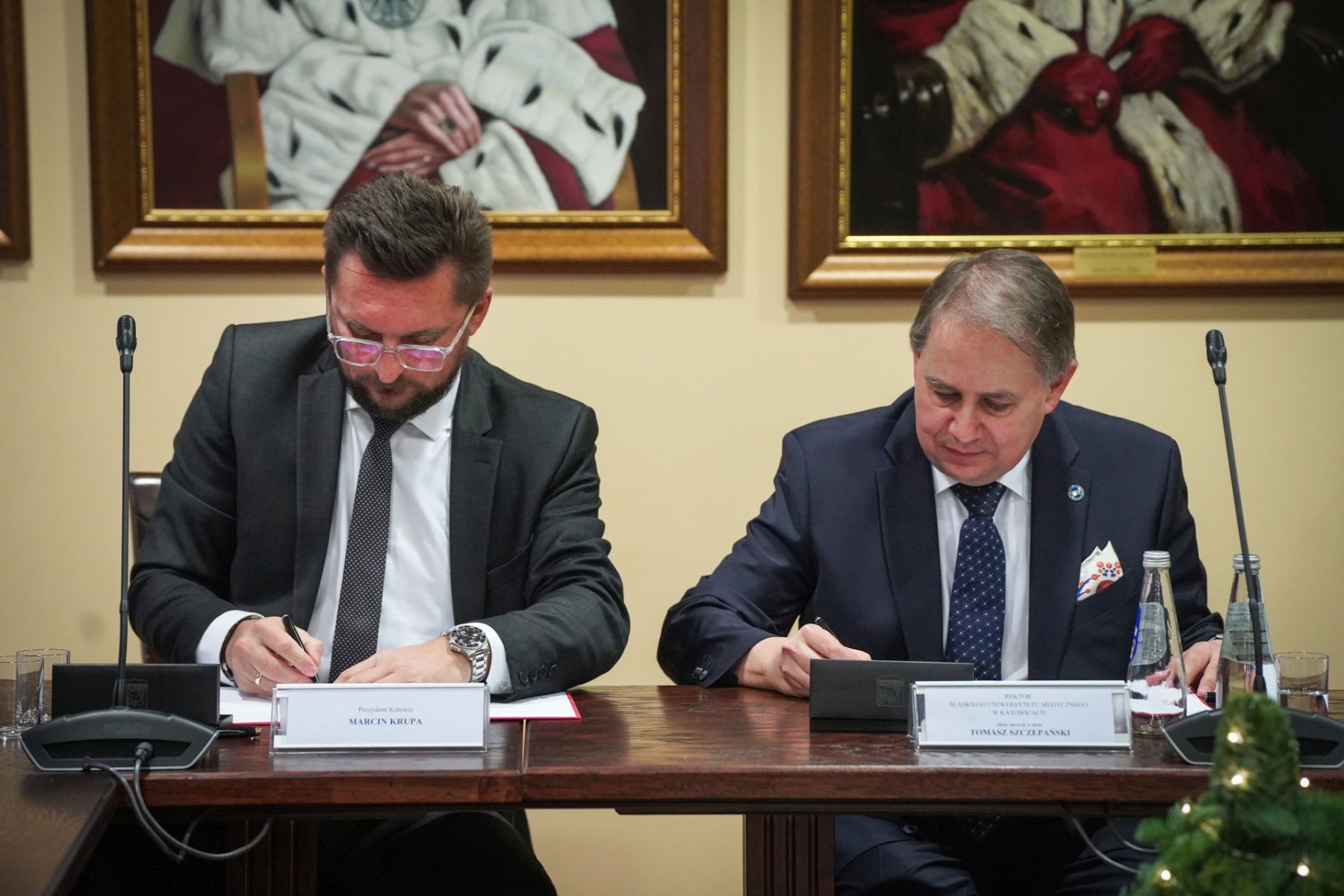 Rektor ŚUM i prezydent Katowic podpisują porozumienie