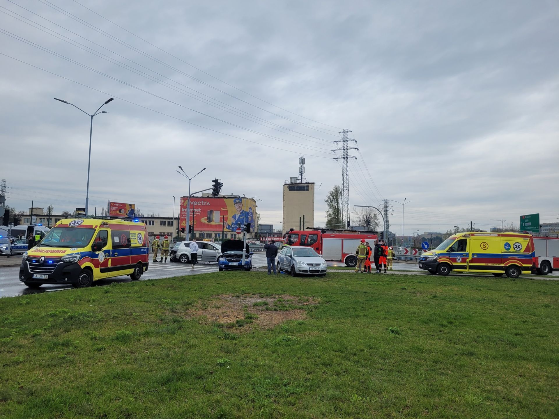 Fot. KM PSP w Katowicach. Wypadek na skrzyżowaniu Grundmanna i Chorzowskiej w Katowicach