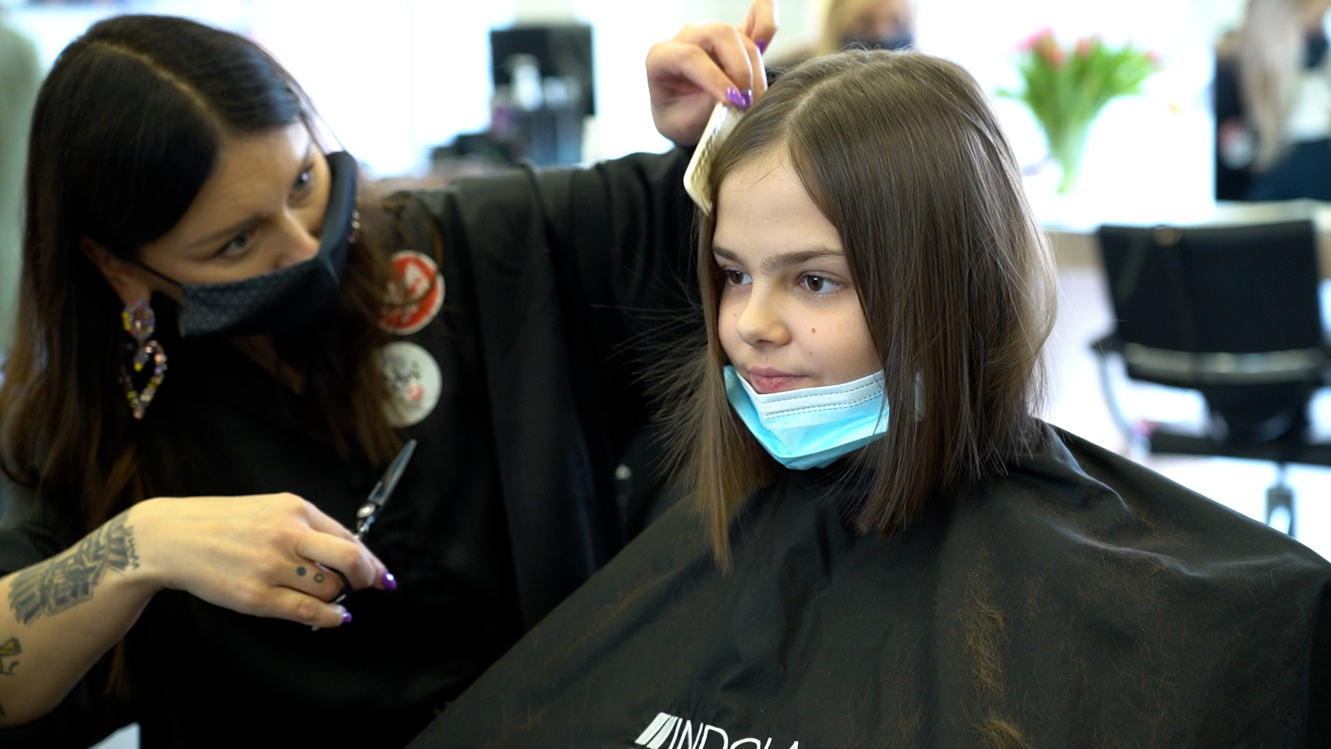 Kobiety i młode dziewczyny obcinają włosy, by mogłaby z nich powstać peruka dla pań po chorobie onkologicznej