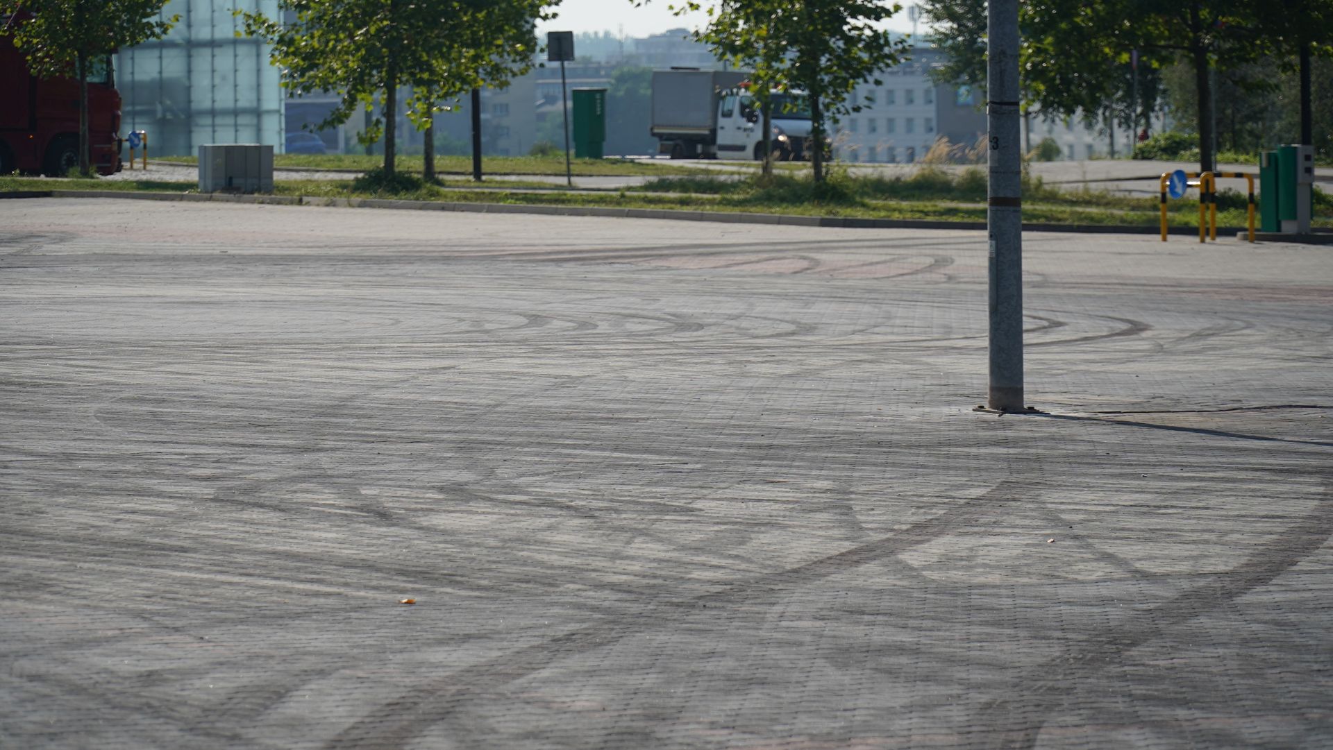 ślady opon na parkingu w Strefie Kultury w Katowicach