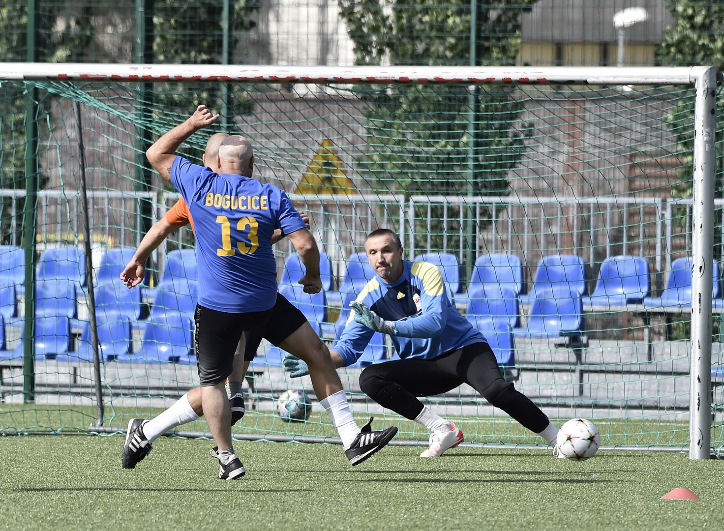 Piłkarze na boisku Rapid w Katowicach