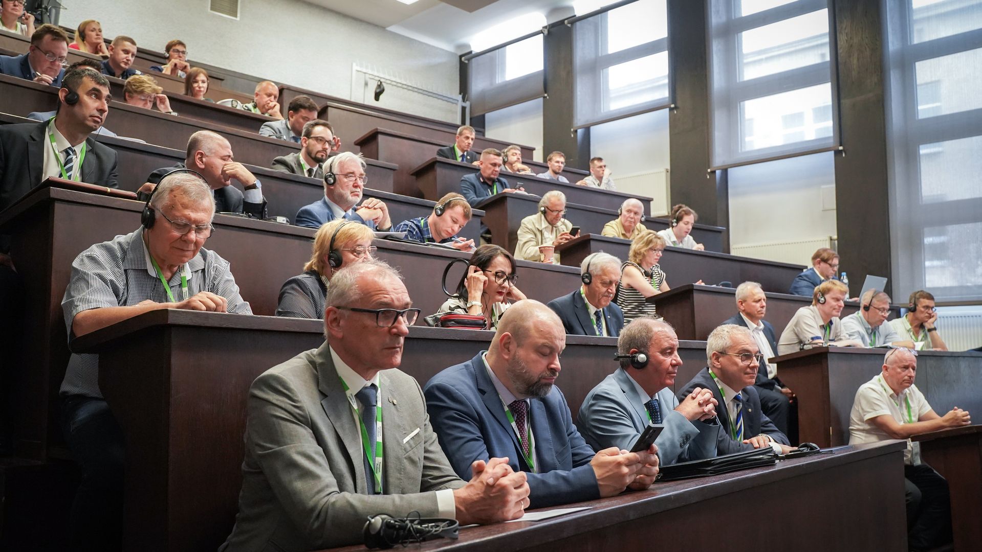 konferencja siedzący mężczyźni na wydziale Politechniki śląskiej