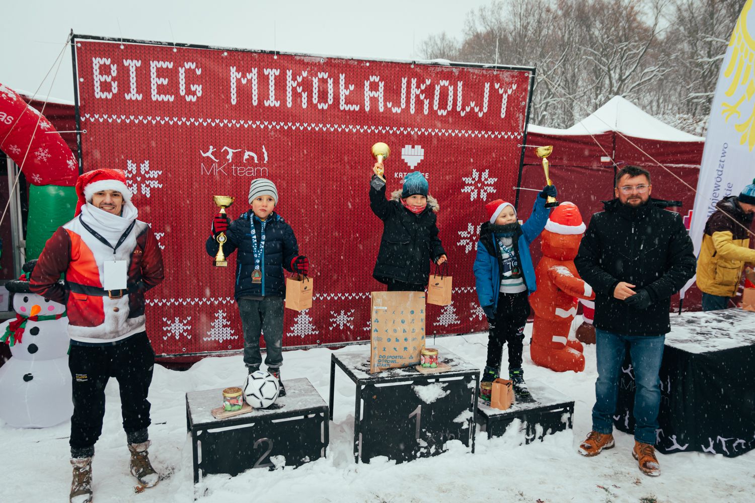 dzieci stoją na podium zimą w katowicach