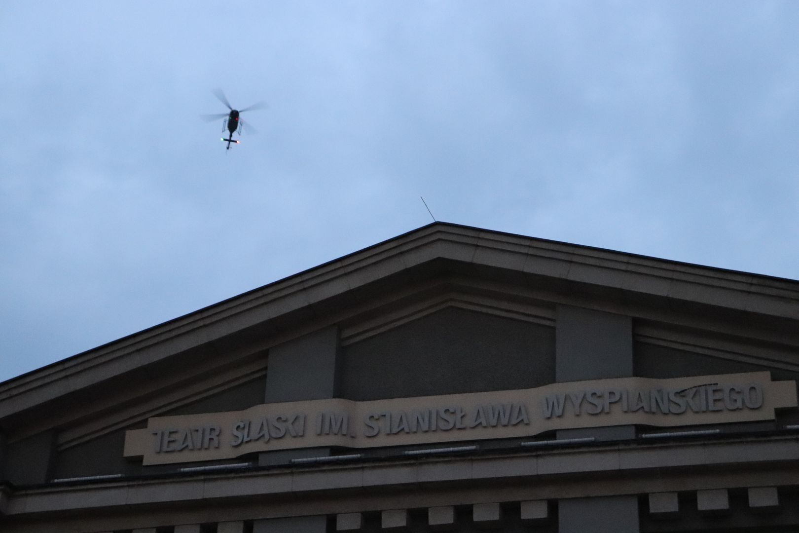 helikopter nad teatrem śląskim