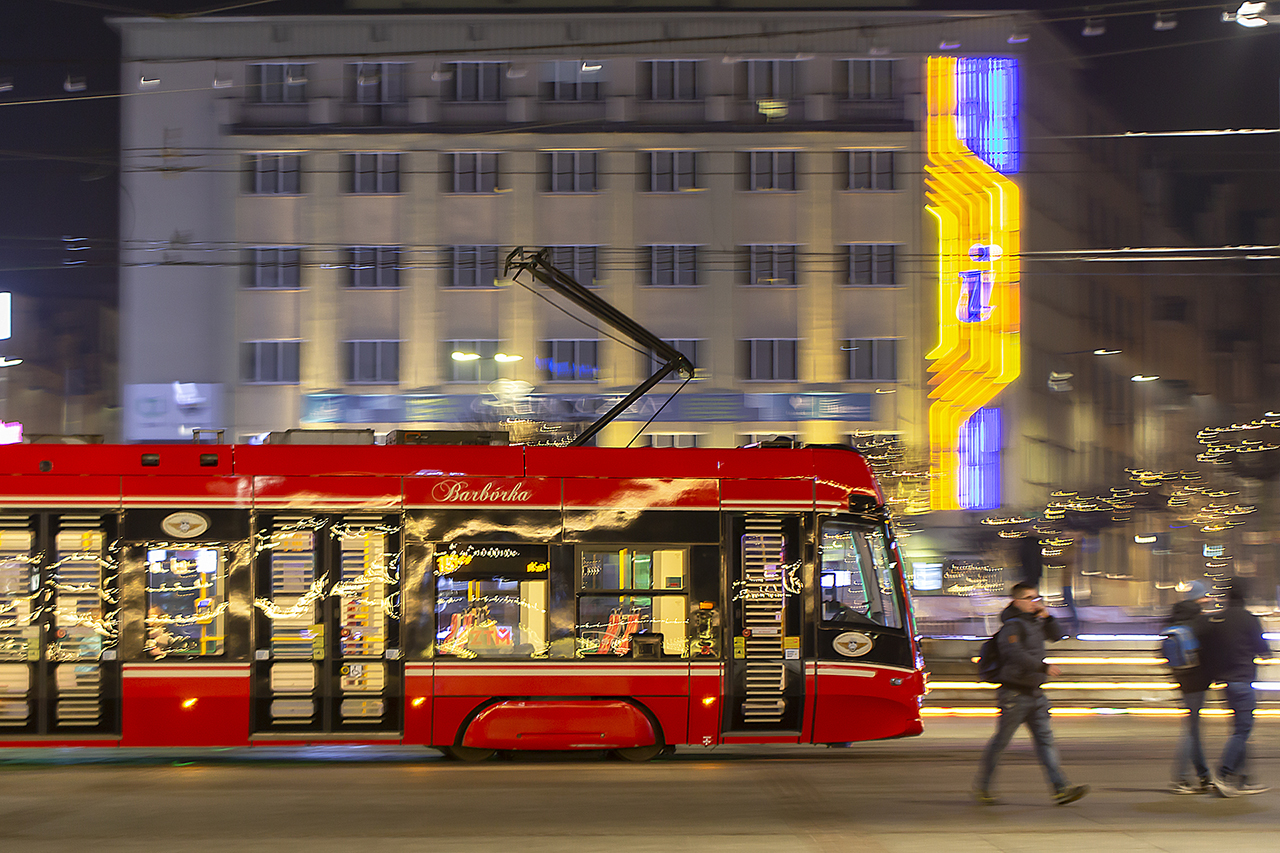 czerwony tramwaj w zimowej scenerii